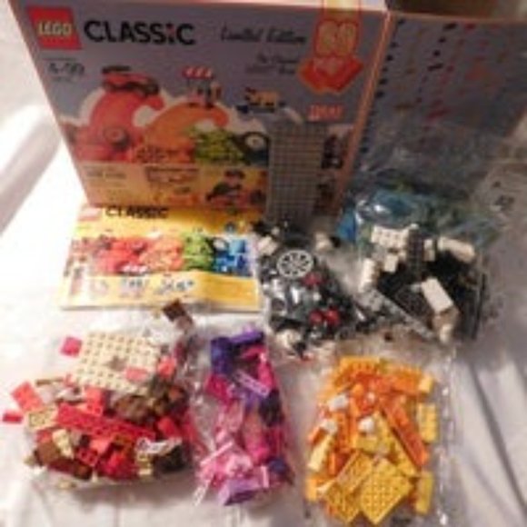 LEGO Classic Bricks Limited Edition 60th Year - Picture 6 of 6